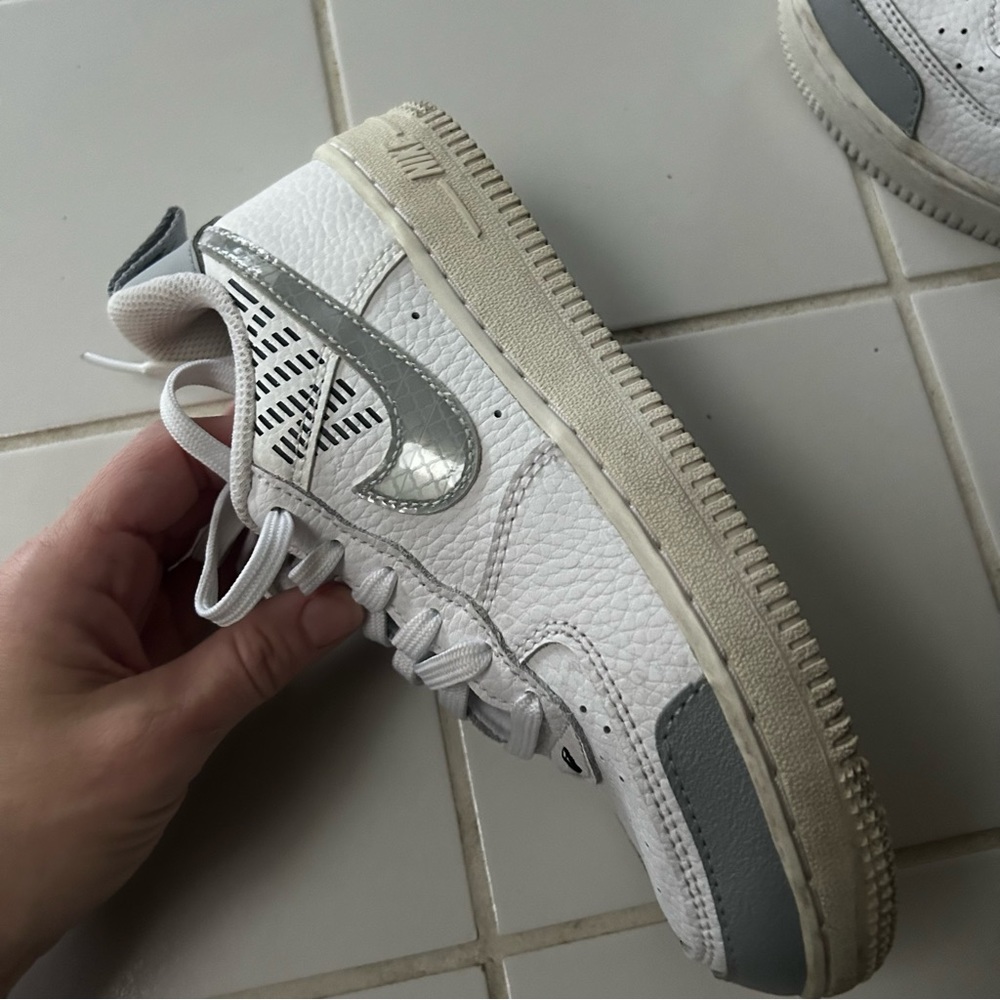 Kids white grey Air Force 1 Nike in great shape kids child size 2 Y silver beige - Picture 15 of 16